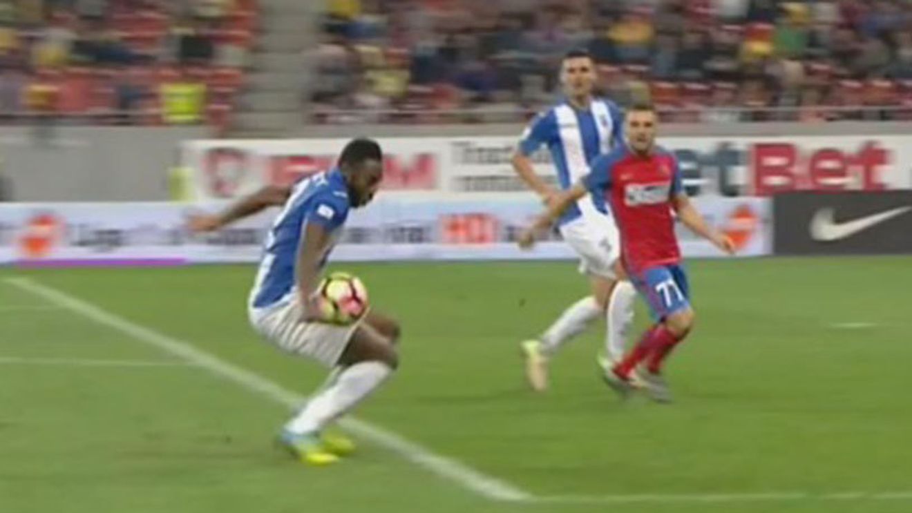 FOTO | Steaua a câștigat cu o gravă eroare de arbitraj. Hențul făcut de Acka nu a fost în careu