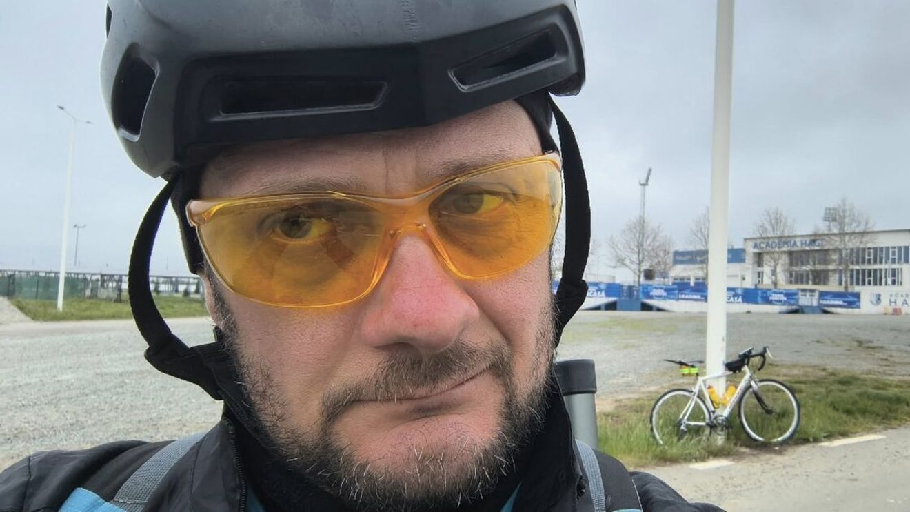 Ce a pățit un instrumentist al Filarmonicii de stat din Sibiu, care a plecat cu bicicleta la Constanța pentru a-şi vedea echipa favorită de fotbal. Pe trenul de întoarcere a fost dat jos dintr-un motiv incredibil