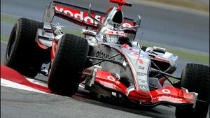 Lewis Hamilton recunoaște că mai sunt multe lucruri de pus la punct în cadrul echipei: **"Mai avem mult de muncă!" 