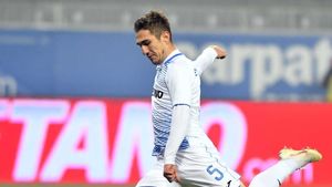 Universitatea Craiova, la un pas să rămână în zece oameni cu FCSB! Cum a riscat cartonașul roșu Bogdan Vătăjelu