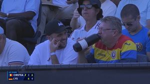 Lanț de aur cum nu s-a mai văzut în tribune la Australian Open. Camerele TV au insistat asupra unui spectator român la meciul Soranei Cîrstea. FOTO