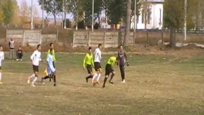 VIDEO Se întâmplă în România: arbitru, fugărit și bătut pe teren!** Ce decizie a luat centralul după ce a scăpat de FURIA agresorului