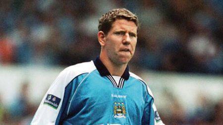 El a lăsat fotbalul pentru mitralieră!