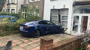 „A preferat să dea 40.000 de dolari ca să-și repare mașina cu care a intrat în zid”. „Zgârcenia” patronului din Liga 1 l-a făcut să piardă trei fotbaliști de top dintr-un foc! EXCLUSIV