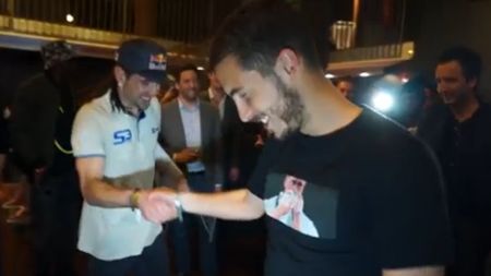 Hazard, umilit de cel mai bun freestyler din lume. VIDEO GENIAL | I-a ascuns mingea și l-a driblat incredibil
