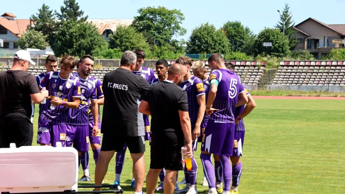 Campionii FC Argeș, victorie lejeră în amicalul cu CS Tunari. Piteștenii și-au prezentat noile echipamente, iar nou-promovata s-a despărțit de un fotbalist important
