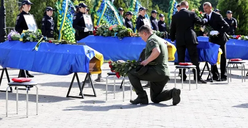 Durere, tristețe și lacrimi, la înmormântarea poliţiştilor din Viniţa, ucişi de bombele ruşilor. Un oraş întreg a îngenuncheat în fața celor 9 sicrie