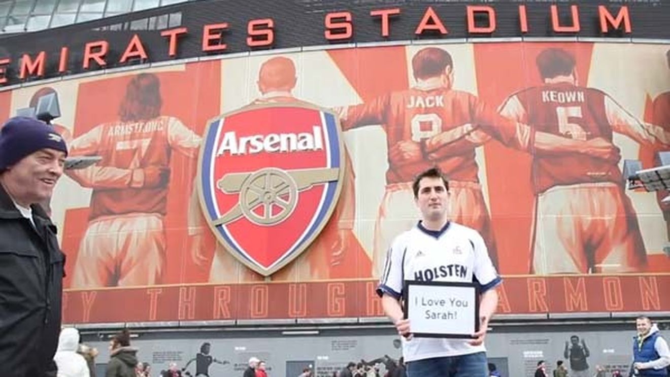 VIDEO** Despărțirea de prietenă l-a adus în pragul disperării! "Am ales să mă UMILESC în public!" Gestul nebun al unui fan al lui Arsenal