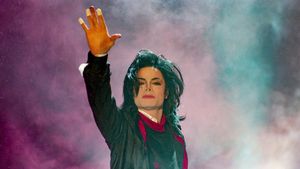 Fabuloasă vizită a lui Michael Jackson, din 1999, la echipa patronată de fostul „socru” al prințesei Diana! Regele muzicii pop i-a luat prin surprindere pe jucătorii aflați pe jumătate goi din vestiarul lui Fulham