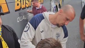 Chiricheș, Stanciu și Tănase, asaltați de suporteri în Austria! Imagini fabuloase cu jucătorii naționalei