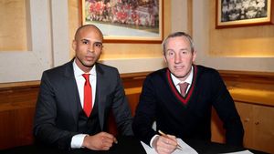 FILMUL EXCLUSIV: Fostul președinte al clubului, dat în urmărire generală, trăia în lux și opulență. Imagini de la evacuarea din apartamentul de 15k lire/lună