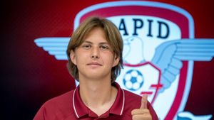Dan Matei Șucu, fiul cel mare al patronului Rapidului, a luat o decizie șoc: s-a lăsat de fotbal, deși abia semnase primul contract de profesionist! De ce a ales să renunțe la cariera de sportiv