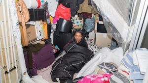 Fiul ei joacă la Arsenal și câștigă două milioane de euro pe an, dar ea a ajuns să trăiască precum un om al străzii: "Banii i s-au urcat la cap! Vreau să știu cu cine am greșit". Cine e jucătorul care și-a abandonat mama și a făcut posibilă cea mai tristă poveste a anului