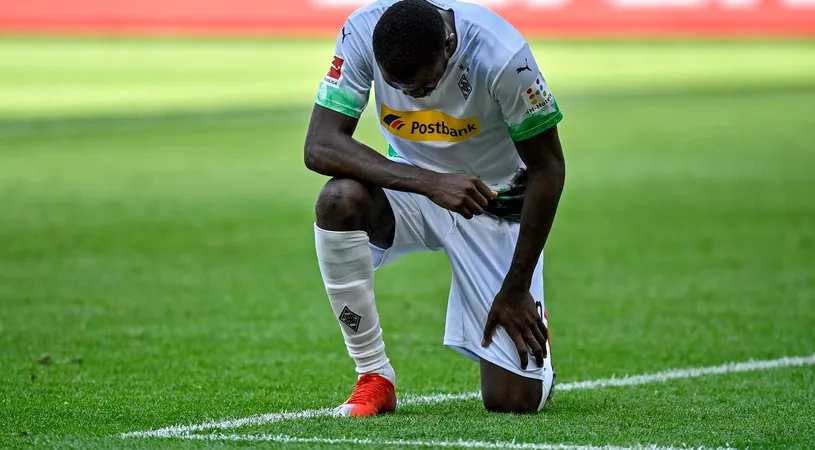 Moment emoționat în Bundesliga. Un jucător de la Borussia Monchengladbach s-a alăturat campaniei #ICantBreathe!