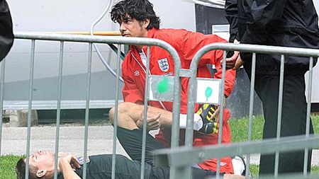 Emoții cu Gerrard!** Stevie G scos din teren după 30 de secunde!