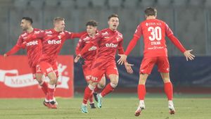 Clubul din Superliga care vrea să dea lovitura cu 3 fotbaliști de la Rapid! Vor începe negocierile cu Dan Șucu pentru jucători: ar urma să continue și din vară