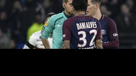 A primit pedeapsa pentru gestul necugetat din Lyon - PSG! Dani Alves a aflat cât stă departe de teren pentru ieșirea necontrolată la adresa arbitrului
