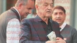 Gigi Becali, cu teancul de bani în buzunar la botezul nepoatei sale! Patronul lui FCSB a fost din nou în centrul atenției | FOTO