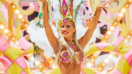 Lisandro Martinez a uitat imediat de debutul cu stângul la Manchester United și s-a refugiat în brațele frumoasei sale iubite. Cum arată Mauri Lopez Benitez, blonda care face spectacol la carnavalurile din America de Sud | GALERIE FOTO