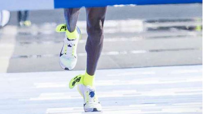 VIDEO | Un maratonist a ratat recordul mondial pentru că pantofii Nike s-au dezintegrat în alergare