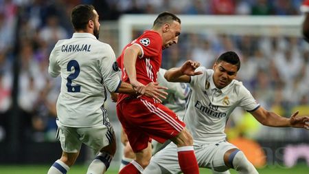 Cuvinte grele aruncate în timpul meciului dintre Real și Bayern. Comentatorii partidei au fost prinși în offside, în direct: "L-au eliminat pe prostul cu creastă, mai rămânea să pună o bombă pe autocar"