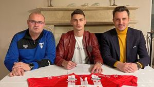 Andrei Peteleu, prezentat oficial la UTA Arad! Prima reacție după revenirea fundașului în Liga 1: „Să nu uităm că vorbim despre un triplu campion al României!”