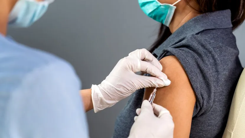 De ce producătorii consideră periculoasă amânarea celei de-a doua doze de vaccin anti-COVID