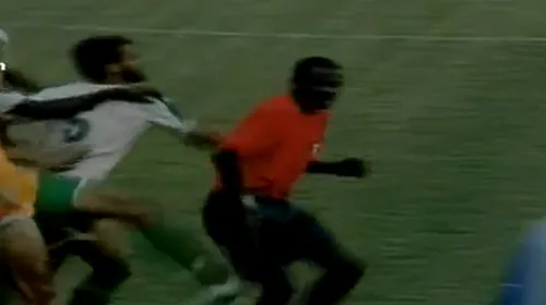 VIDEO **Arbitru luat la picioare la un meci din Africa
