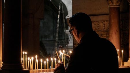 Cine este afaceristul care s-a pocăit după ce ar fi pierdut „6.000 de apartamente pe plăcerile lumii”