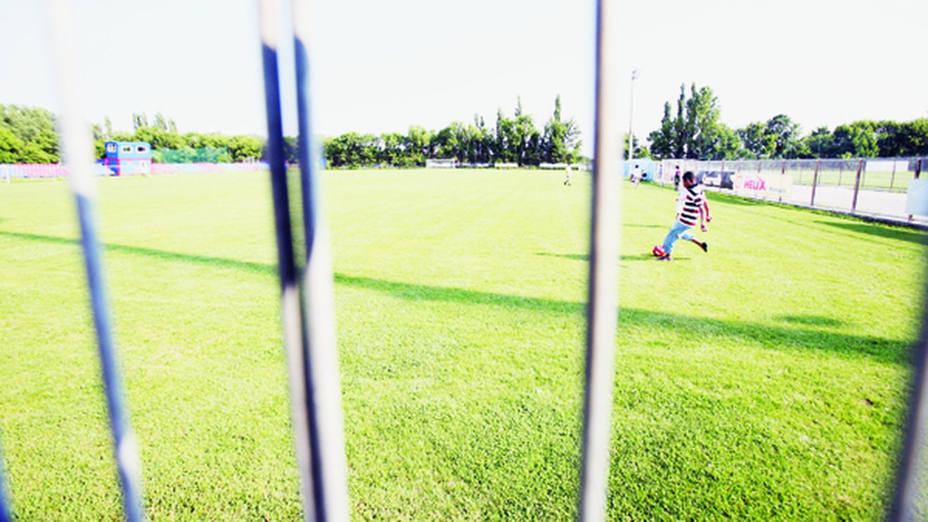 "Mamă, zici că sunt Bănel!"** Părăsită de steliști, Ghencea a fost transformată în maidan de copiii din cartier!