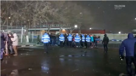 Fanii dinamoviști, dezbrăcați și descălțați la -5 grade Celsius! Control "la sânge" al jandarmilor | FOTO