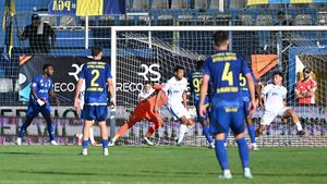 Fotbalistul din Superliga pe care se bat FCSB și Dinamo. Îl vor liber de contract, dar clubul actual încearcă să-l facă să semneze prelungirea: „Nu ne-au contactat”