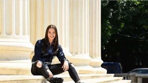DEZVĂ‚LUIRE | Încredere, pile și bătaie. "Un antrenor i-a dat o palmă unei colege în fața mea. Credeam că mă dă și pe mine cu capul de perete". Cruda poveste a unei campioane la handbal, care a visat să ajungă la Jocurile Olimpice. Beatrice Radu e acum studentă la Drept 