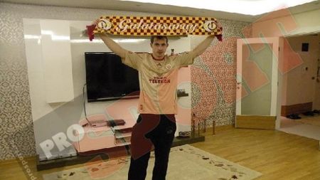 "Motanul" cu joystick!** "Bă, să nu mă bați în direct, că sparg camera aia în bucăți!" :)