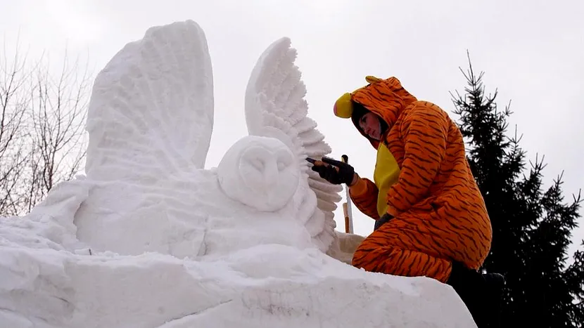 Cum arată sculpturile gigantice de gheață din Rusia. Artiștii sunt invitați să reflecte valorile Siberiei