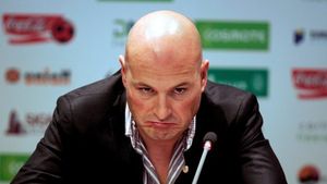 "Dinamo are toate armele să câștige titlul! Au o masă mai rotundă, mai verde!"** Paszkany o ironizează pe Dinamo