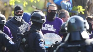 Pregăteau un măcel! Suporterii lui Poli Timișoara aveau "arsenalul" gata pentru meciul cu Farul. Ce s-a găsit în autocar. FOTO