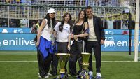 Imaginile serii. Familia Chivu: Cristi, Adelina și cele două fiice, pe San Siro, cu trofeele câștigate de Inter!