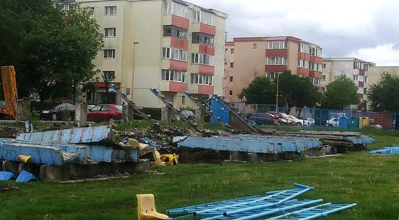 Brașovul pierde încă un stadion de fotbal! A început demolarea arenei Carpați. Decebal Câmpeanu: ”Mi se rupe sufletul când văd de ce se întâmplă aici.” Ce se va construi în acel loc