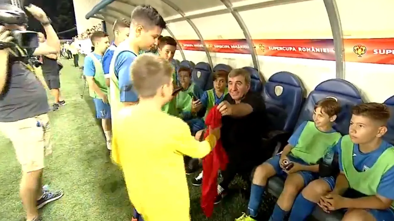 VIDEO | Gest superb al lui Gică Hagi! Un copil a venit să-i aducă tricoul și a plecat cu mai mult decât și-ar fi imaginat: imaginile de după meciul din Supercupa României