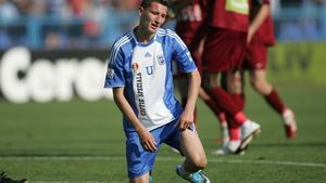 Mihai Costea, singurul craiovean fluierat la meciul cu Lupeni!** Neagoe: "Lipsa golului îl afectează foarte mult"