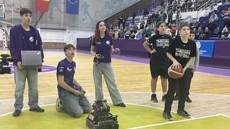 Omul nu a putut învinge robotul la un concurs de aruncări de mingi de baschet la coș