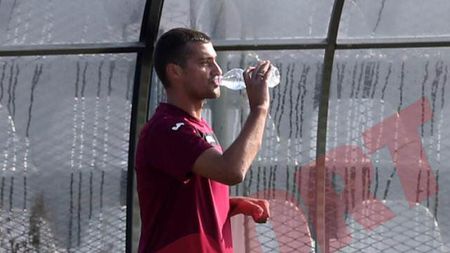 Replică amuzantă a impresarului lui Tamaș: "Ce să-i fac? Ar însemna să îl țin în cușcă legat și să-i dau drumul la meci!"