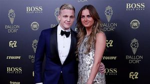 Van de Beek, starul care poate să ajungă la Real Madrid pentru 55 de milioane de euro, e îndrăgostit de fata lui Dennis Bergkamp. Relația inedită care a uimit pe toată lumea | GALERIE FOTO