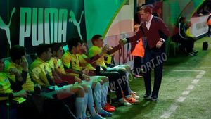 Răspunsul lui Reghecampf pentru Negoiță a venit pe teren: "Noi nu ne ocupăm cu pariuri. E păcat că un om care o duce pe Dinamo de râpă vorbește așa despre Hagi"