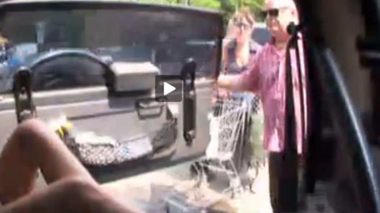 VIDEO Cea mai plăcută farsă pentru șoferi! Ce au găsit când au deschis portbagajul :)