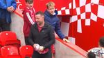 Moment uluitor surprins de camerele TV! Un fan i-a smuls unui copil tricoul primit de la starul lui Liverpool
