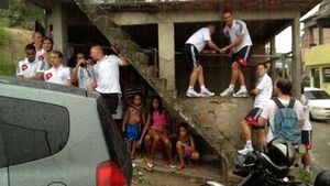 Clipe emoționante trăite de olandezi în Brazilia:** "Am crezut că o să dăm numai peste crime!" FOTO Ajax a vizitat favelele din Rio. Cum au reacționat batavii