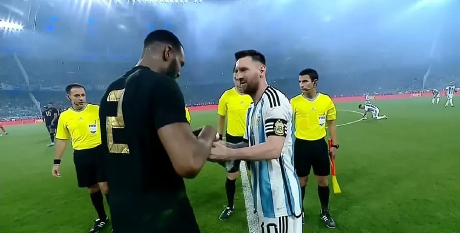 Lionel Messi, alături de căpitanul naționalei Insulelor Curacao, înaintea meciului direct. Sursă foto: Facebook / Paradise FM Curacao