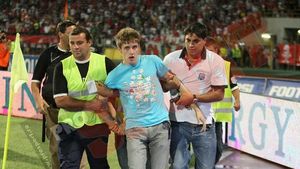 "Fanul care a pătruns pe teren l-a lovit pe unul dintre jucătorii noștri"